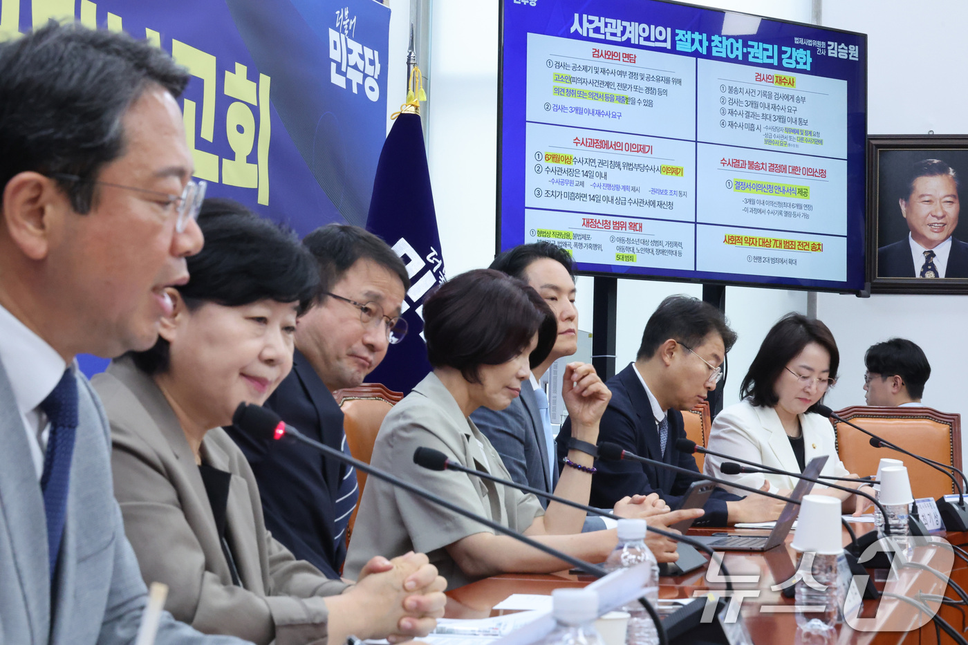 (서울=뉴스1) 신웅수 기자 = 한병도 더불어민주당 당대표 직무대행 겸 원내대표와 서영교 법제사법위원장 등이 3일 서울 여의도 국회에서 열린 형사소송법 개정 국민보고회에 자리하고 …