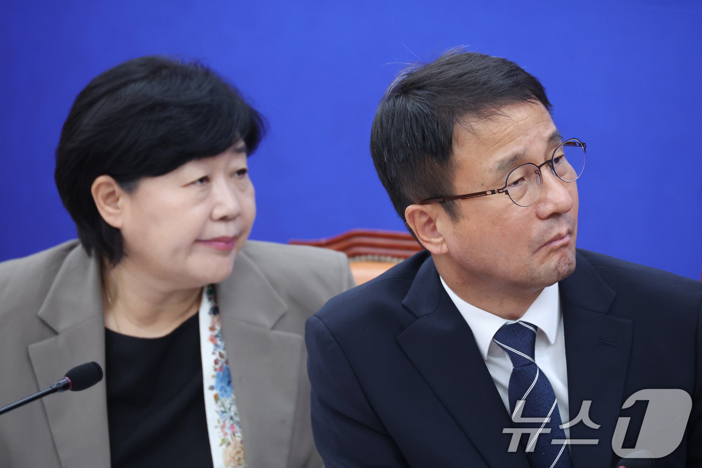 (서울=뉴스1) 신웅수 기자 = 한병도 더불어민주당 당대표 직무대행 겸 원내대표와 서영교 법제사법위원장이 3일 서울 여의도 국회에서 열린 형사소송법 개정 국민보고회에서 자료를 살펴 …