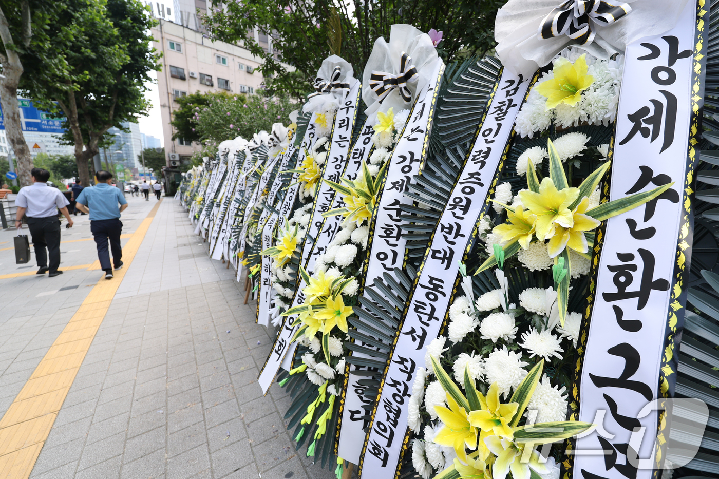 (서울=뉴스1) 안은나 기자 = 3일 오후 서울 서대문구 경찰청 앞에 경찰 순환인사 확대·감찰 인력 증원 정책의 폐기를 촉구하는 내용의 전국경찰직장협의회 근조화환이 줄지어 놓여 있 …