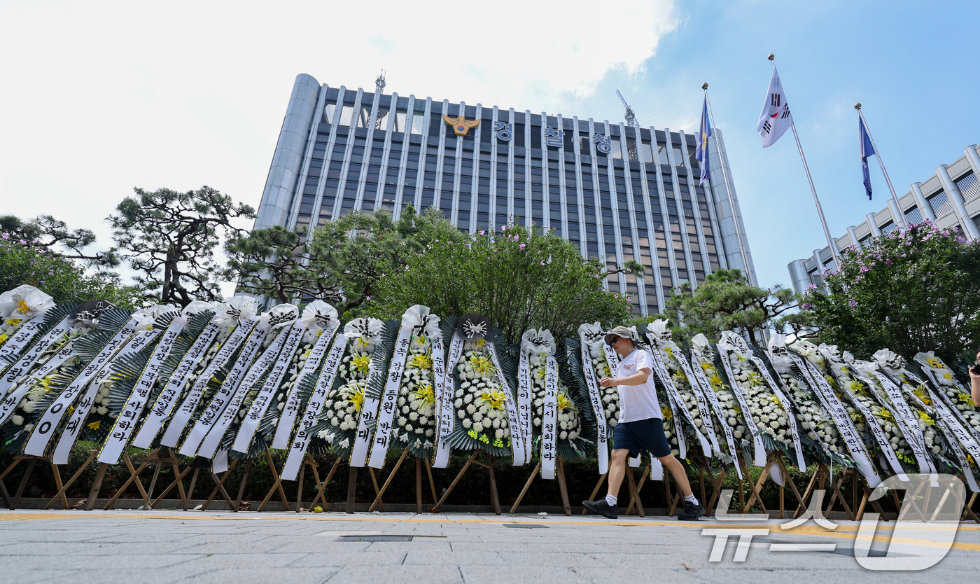 (서울=뉴스1) 안은나 기자 = 3일 오후 서울 서대문구 경찰청 앞에 경찰 순환인사 확대·감찰 인력 증원 정책의 폐기를 촉구하는 내용의 전국경찰직장협의회 근조화환이 줄지어 놓여 있 …