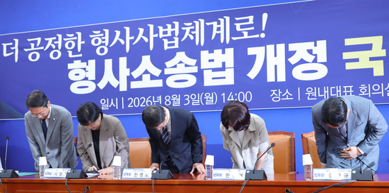 인사하는 한병도 직무대행