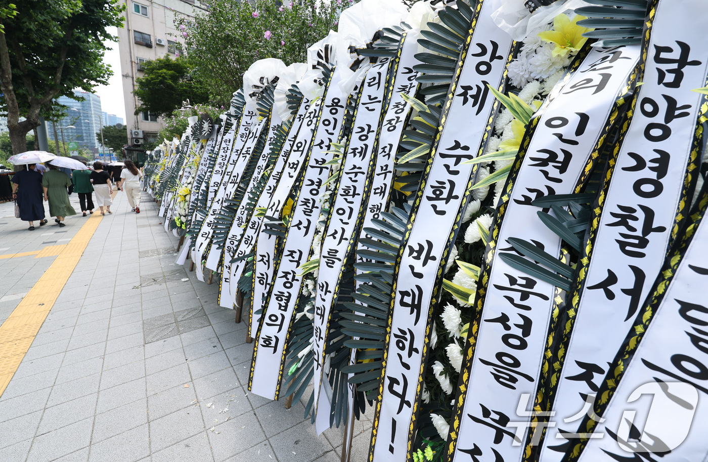 (서울=뉴스1) 안은나 기자 = 3일 오후 서울 서대문구 경찰청 앞에 경찰 순환인사 확대·감찰 인력 증원 정책의 폐기를 촉구하는 내용의 전국경찰직장협의회 근조화환이 줄지어 놓여 있 …