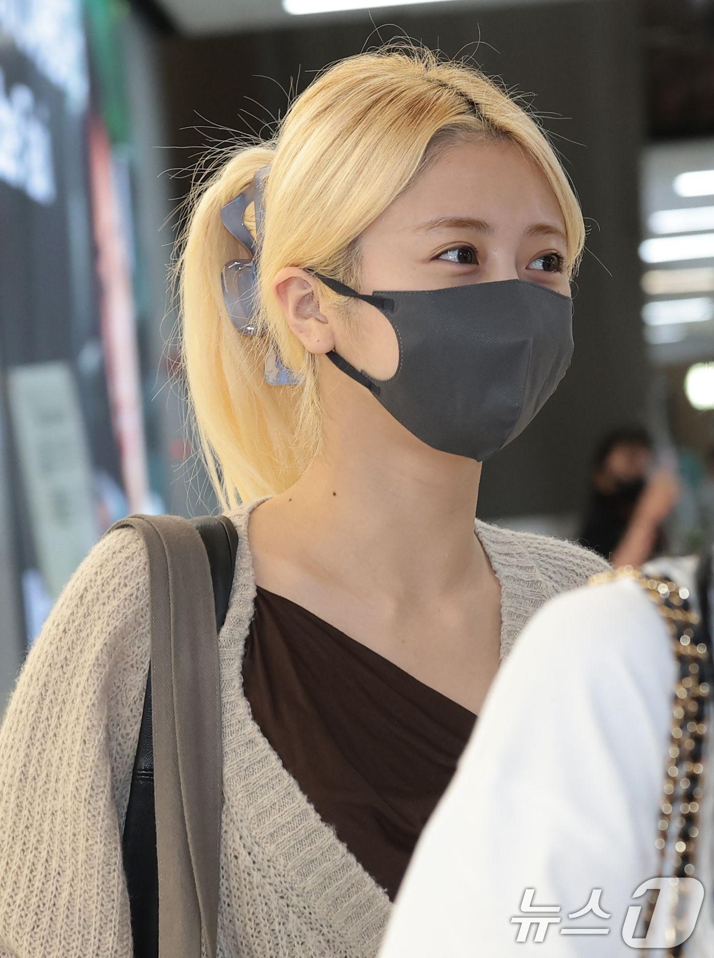 (김포공항=뉴스1) 권현진 기자 = 르세라핌 허윤진이 해외일정을 마치고 3일 김포공항을 통해 입국하고 있다. 2026.8.3/뉴스1
