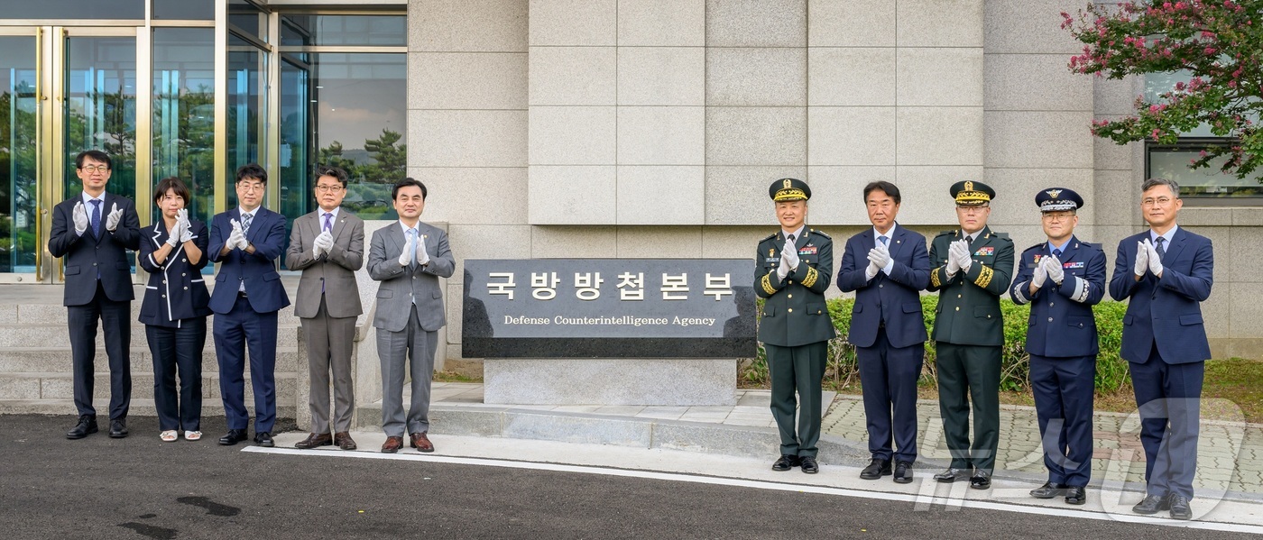 (서울=뉴스1) 김범수 수습기자 = 안규백 국방부 장관(왼쪽 다섯 번째)과 관계자들이 3일 과천에서 열린 국방방첩본부 창설 행사에서 현판 제막식을 진행하고 있다. (국방부 제공, …