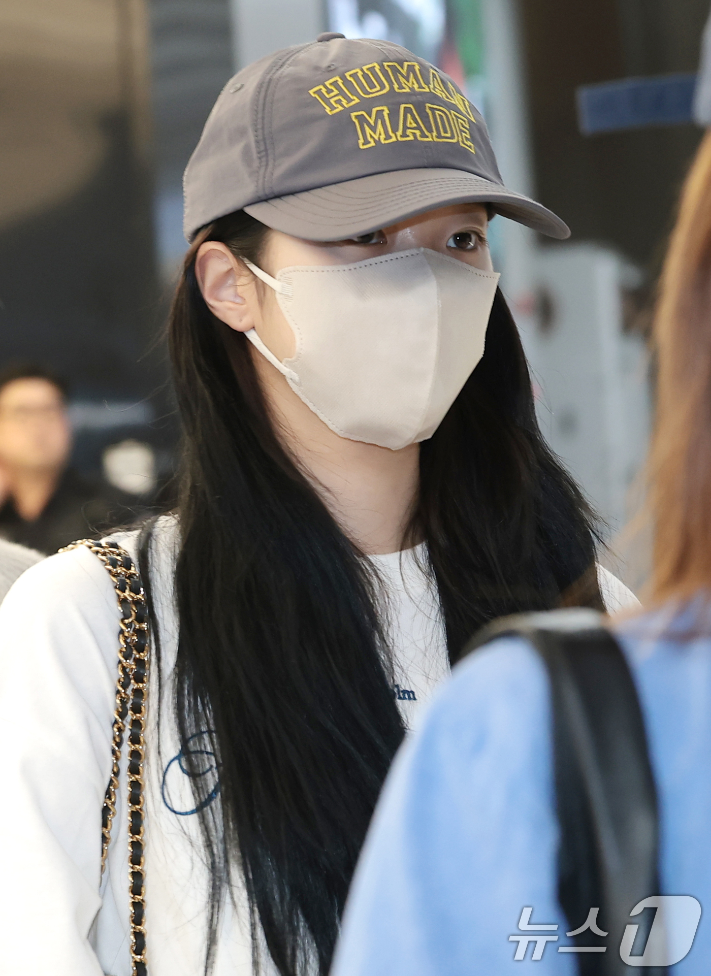 (김포공항=뉴스1) 권현진 기자 = 르세라핌 카즈하가 해외일정을 마치고 3일 김포공항을 통해 입국하고 있다. 2026.8.3/뉴스1