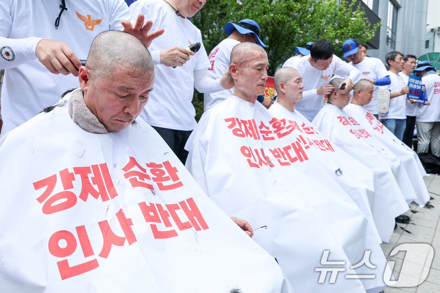 본문 이미지 - 전국경찰직장협의회 소속 경찰들이 3일 오후 서울 서대문구 경찰청 앞에서 열린 ‘경찰 순환인사 확대·감찰 인력 증원 정책 폐기 촉구 집회 및 삭발투쟁’에서 삭발하고 있다. 2026.8.3 ⓒ 뉴스1 안은나 기자