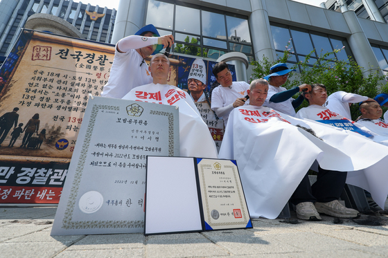 '모범공무원증' 앞에 두고 삭발