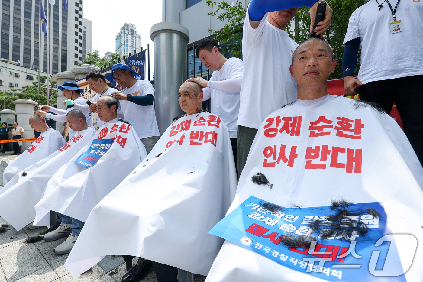 (서울=뉴스1) 안은나 기자 = 전국경찰직장협의회 소속 경찰들이 3일 오후 서울 서대문구 경찰청 앞에서 열린 ‘경찰 순환인사 확대·감찰 인력 증원 정책 폐기 촉구 집회 및 삭발투쟁 …