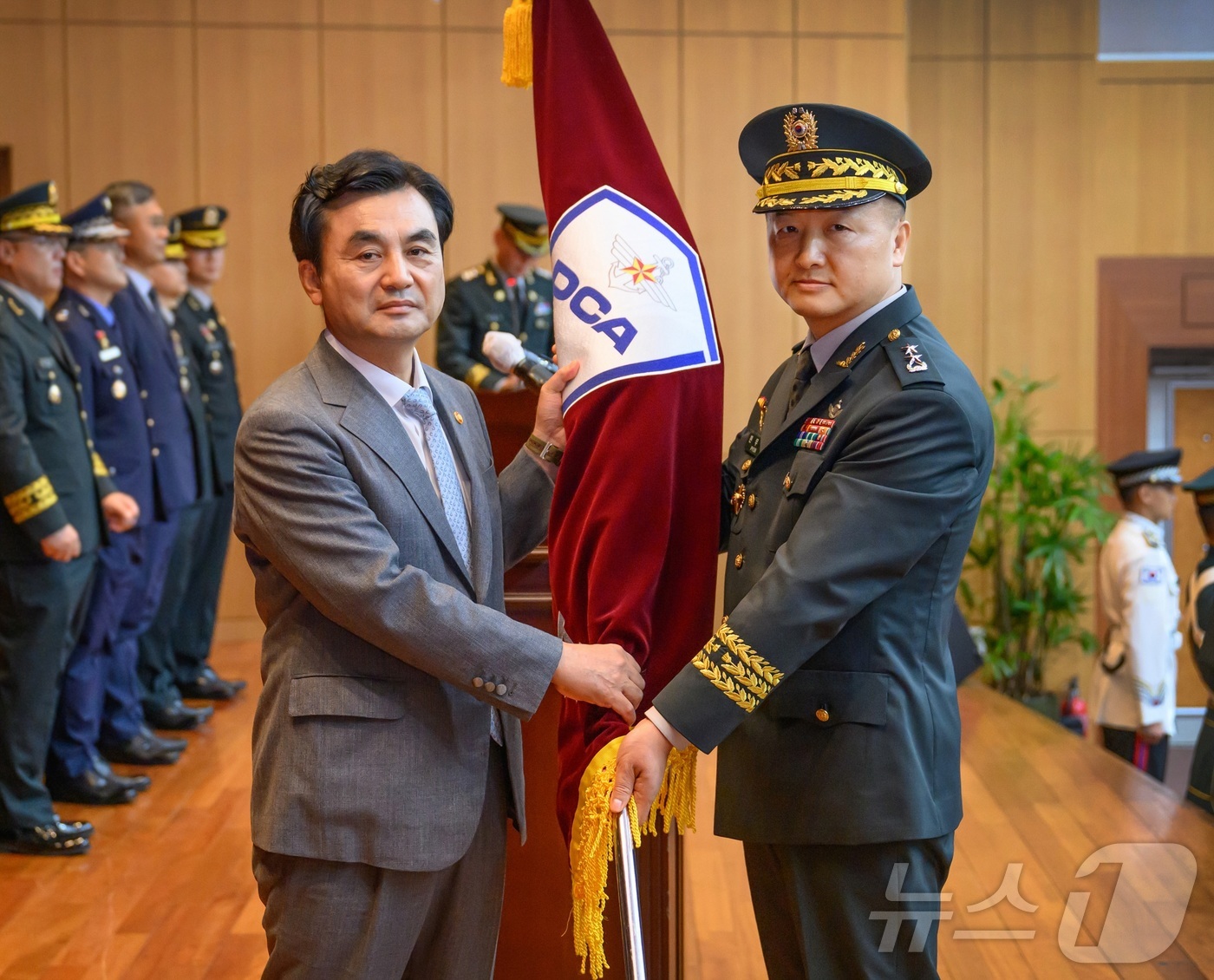 (서울=뉴스1) 김범수 수습기자 = 안규백 국방부 장관(왼쪽)이 3일 과천에서 열린 국방방첩본부 창설 행사에서 편무삼 국방방첩본부장(육군 소장)에게 부대기를 이양하고 있다. (국방 …