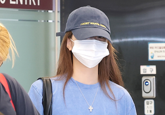 르세라핌 홍은채, 편안한 차림으로 입국