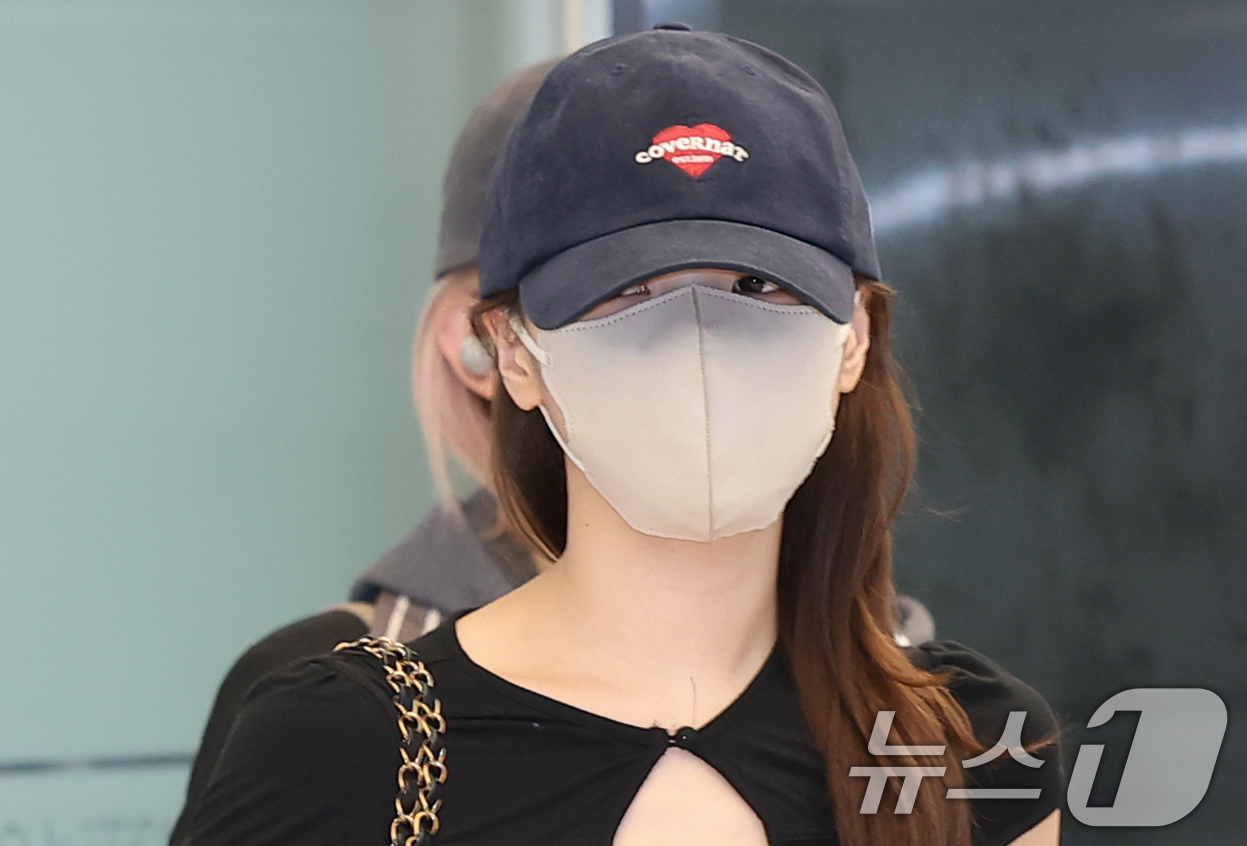 (김포공항=뉴스1) 권현진 기자 = 르세라핌 김채원이 해외일정을 마치고 3일 김포공항을 통해 입국하고 있다. 2026.8.3/뉴스1