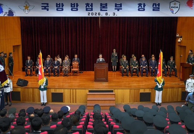 국방방첩본부 창설식서 훈시하는 안규백 장관