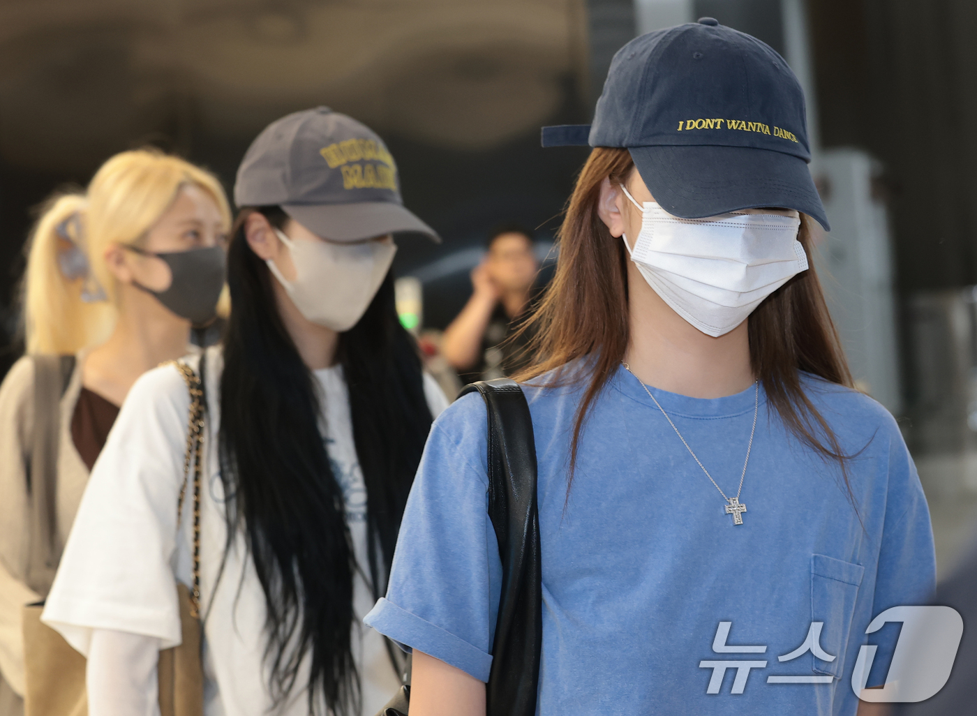 (김포공항=뉴스1) 권현진 기자 = 르세라핌 홍은채(오른쪽)가 해외일정을 마치고 3일 김포공항을 통해 입국하고 있다. 2026.8.3/뉴스1