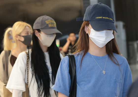 르세라핌 홍은채, 입국