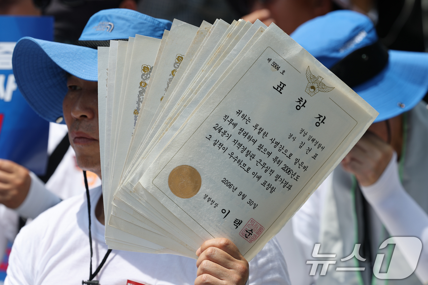 (서울=뉴스1) 안은나 기자 = 전국경찰직장협의회 소속 경찰들이 3일 오후 서울 서대문구 경찰청 앞에서 열린 ‘경찰 순환인사 확대·감찰 인력 증원 정책 폐기 촉구 집회 및 삭발투쟁 …