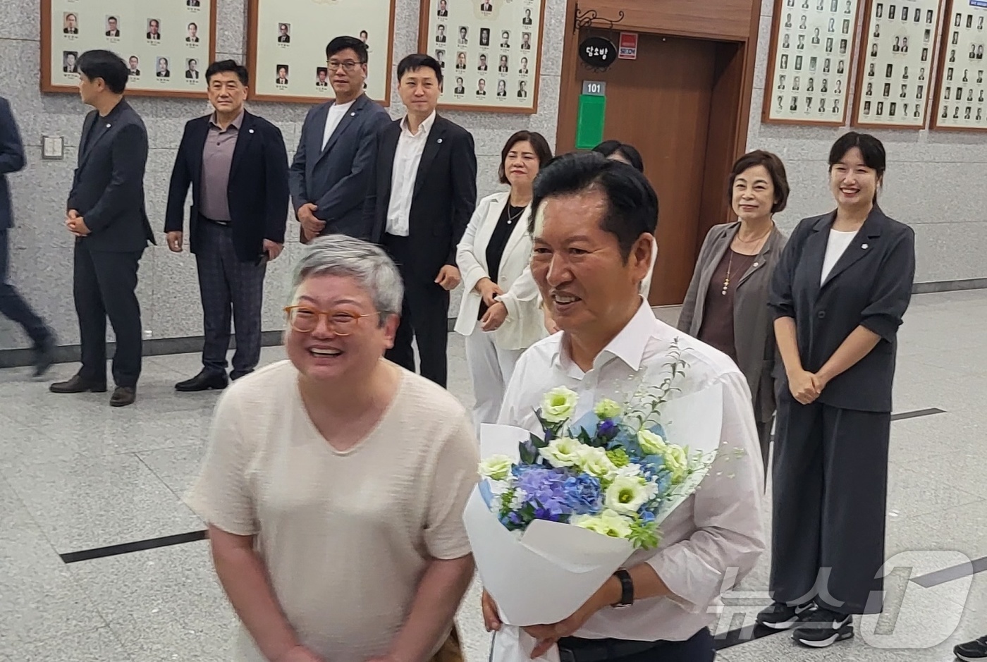 (원주=뉴스1) 신관호 기자 = 정청래 더불어민주당 대표 후보가 3일 오후 원주시의회에서 열린 원주 당원 토크콘서트에서 당원들을 만나고 있다. 2026.8.3/뉴스1