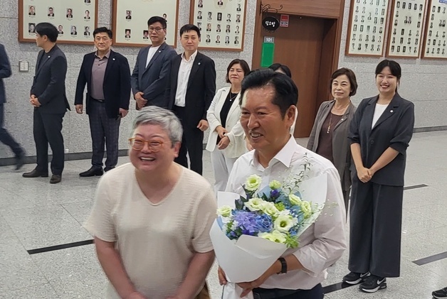 "반갑습니다"…원주서 당원들 만난 정청래