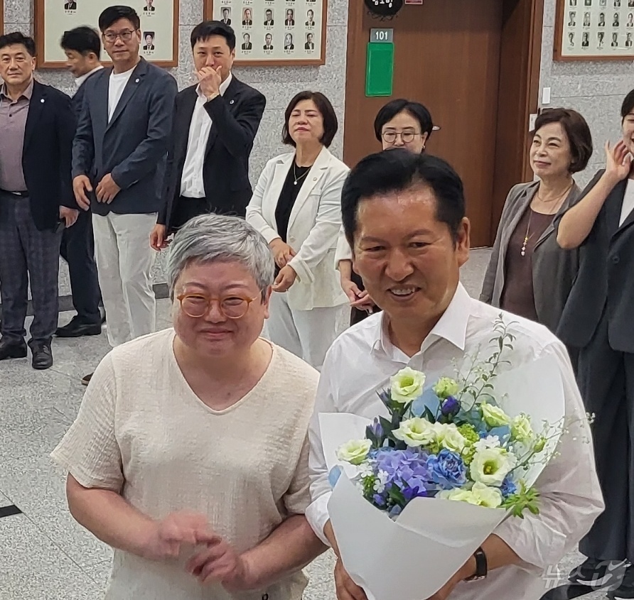 (원주=뉴스1) 신관호 기자 = 정청래 더불어민주당 대표 후보가 3일 오후 원주시의회에서 열린 원주 당원 토크콘서트에서 당원들을 만나고 있다. 2026.8.3/뉴스1