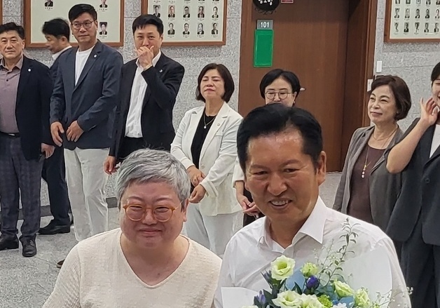 \"반갑습니다\"…원주서 당원들 만난 정청래