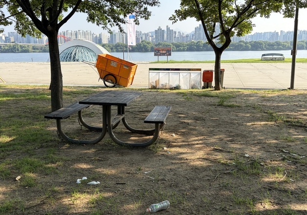 극한 폭염 '밤핑' 인기지만…치킨양념 묻은 쓰레기·꽁초 무단 투기 '민폐'