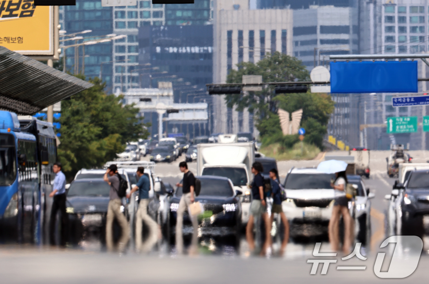 (서울=뉴스1) 구윤성 기자 = 전국 대부분의 지역에 폭염 특보가 내려진 3일 오후 서울 여의도 일대 아스팔트 도로에서 아지랑이가 피어오르고 있다.  2026.8.3/뉴스1