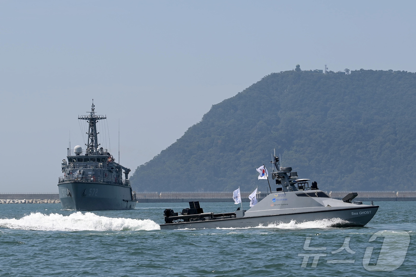 (서울=뉴스1) 김범수 수습기자 = 3일 부산 해군기지에서 실시한 \'해군 AI기반 기뢰전 무인체계 전투실험\'에서 해군 소해함 옹진함(MSH, 730톤급)의 지휘를 받는 무인수상 …