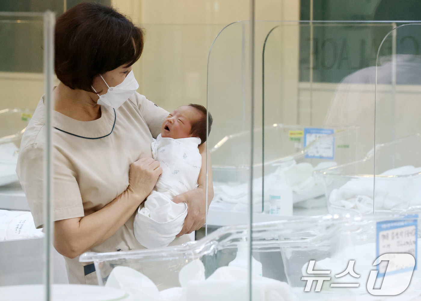 (서울=뉴스1) 김도우 기자 = 3일 서울 양천구 신월동에 위치한 서울형 안심 산후조리원에서 간호사들이 신생아를 돌보고 있다. (공동취재) 2026.8.3/뉴스1