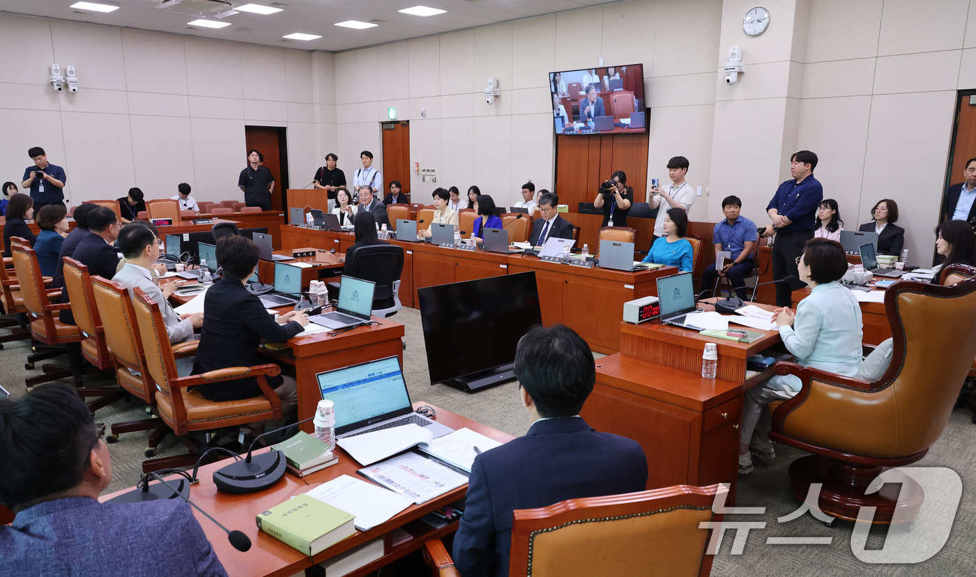 (서울=뉴스1) 신웅수 기자 = 김정재 위원장이 3일 서울 여의도 국회에서 열린 성평등가족위원회 전체회의를 주재하고 있다. 2026.8.3/뉴스1