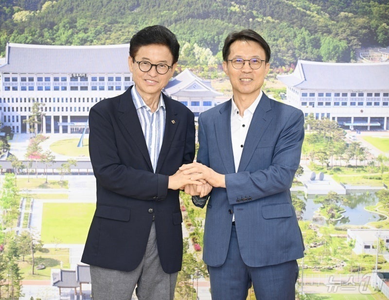 (서울=뉴스1) 김범수 수습기자 = 김진오(오른쪽) 저출산고령사회위원회 부위원장이 3일 경북도청을 방문해 이철우 경상북도지사와 인구위기 대응을 위한 협력 방안을 논의한 뒤 악수하고 …