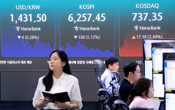 코스피 5%대 급락 '코스닥은 2%대 상승 마감'