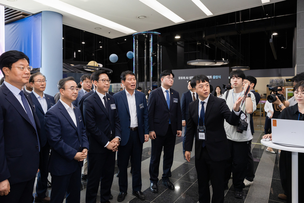 모두의 AI 배움터 사업 설명 듣는 배경훈 부총리