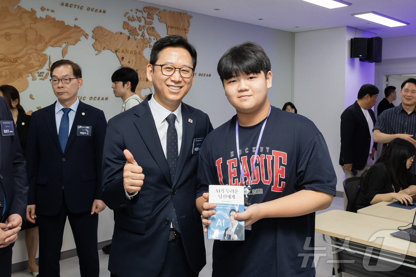 (서울=뉴스1) 김범수 수습기자 = 배경훈 부총리 겸 과학기술정보통신부 장관이 3일 전남광주 북구 국립광주과학관에서 열린 모두의 AI 배움터, 모두의AI 실험실 및 모두의 AI 라 …