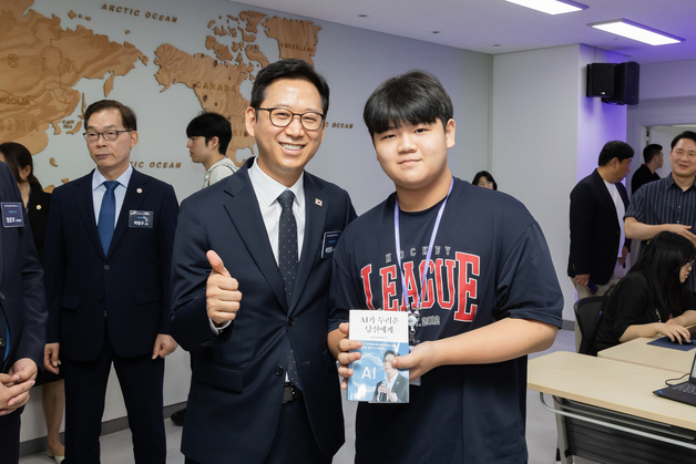 학생 요청에 책에 사인한 배경훈 부총리