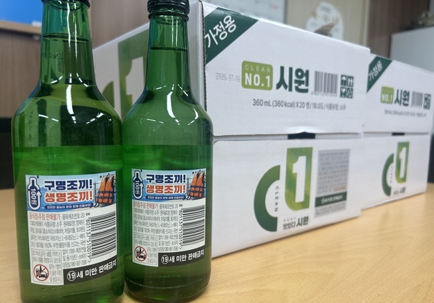 우유팩 이어 소주병에도 구명조끼 캠페인 홍보물 부착