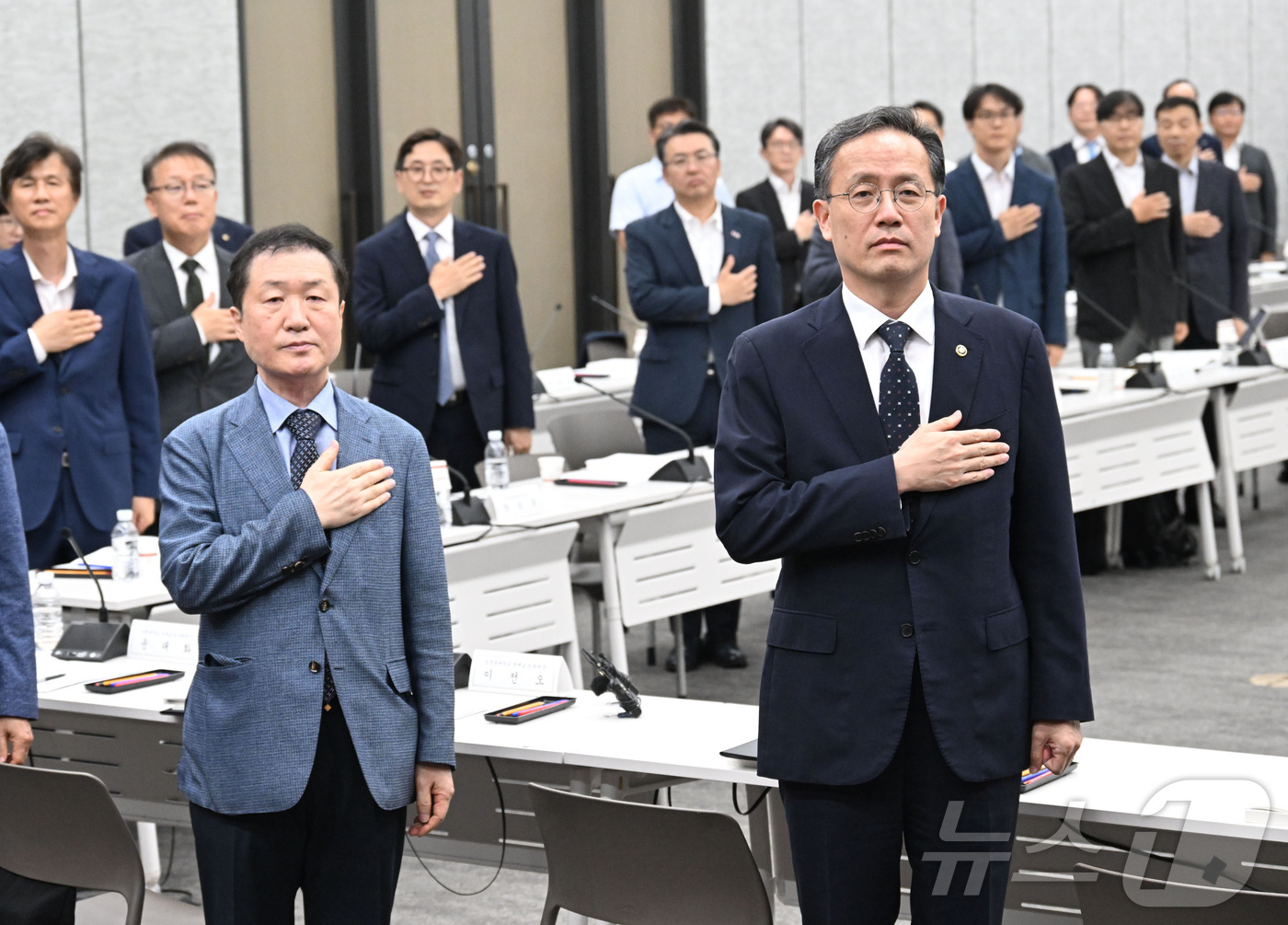 (서울=뉴스1) = 이형일 재정경제부 제1차관이 3일 서울 중구 은행회관에서 열린 '제59차 세제발전심의위원회'에서 국기에 대한 경례를 하고 있다. (재정경제부 제공. 재판매 및 …