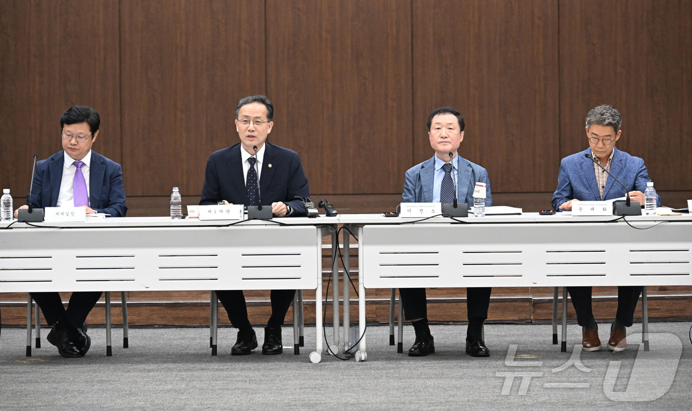 (서울=뉴스1) = 이형일 재정경제부 제1차관이 3일 서울 중구 은행회관에서 열린 '제59차 세제발전심의위원회'에서 인사말을 하고 있다. (재정경제부 제공. 재판매 및 DB 금지) …