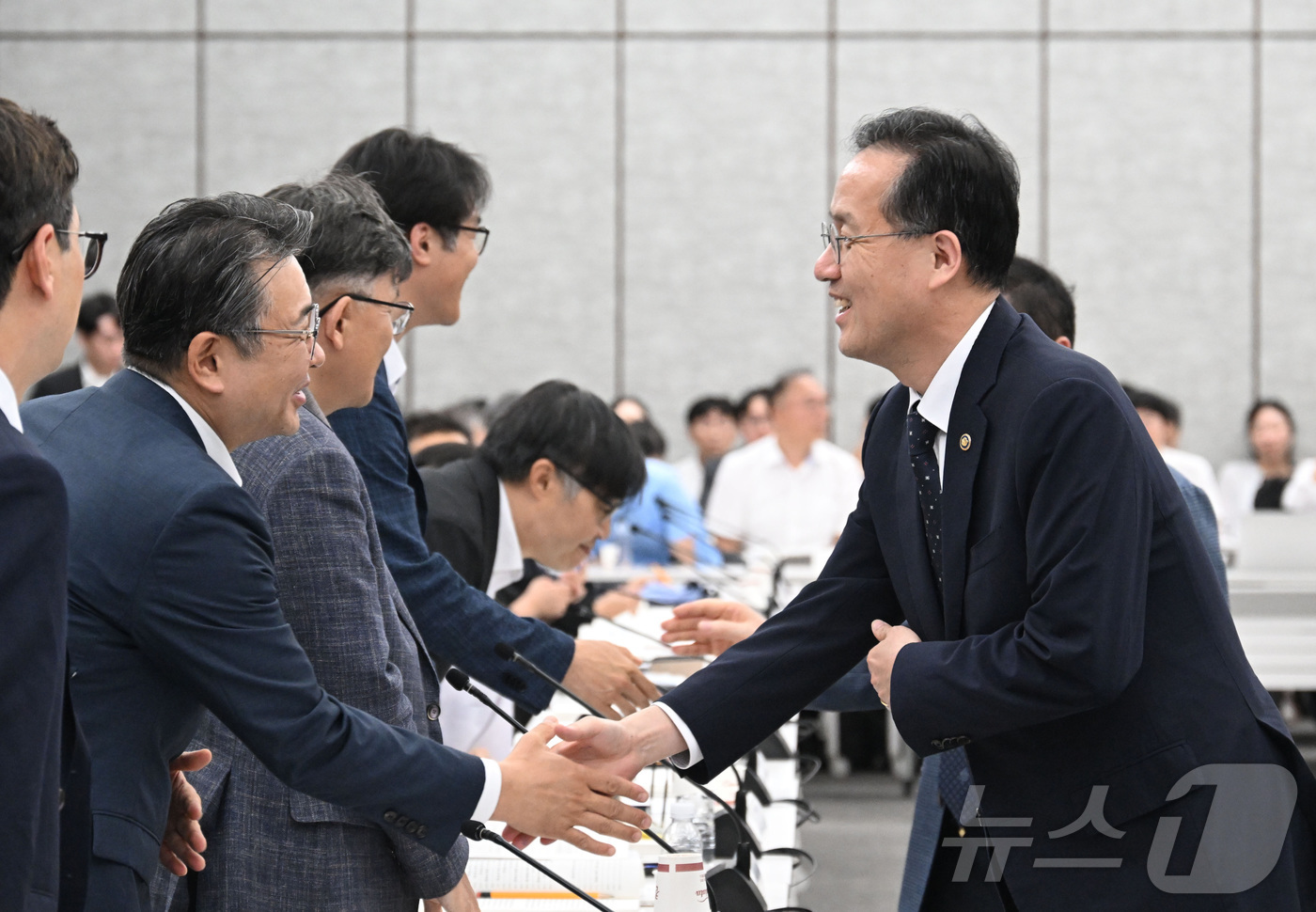 (서울=뉴스1) = 이형일 재정경제부 제1차관이 3일 서울 중구 은행회관에서 열린 '제59차 세제발전심의위원회'에서 참석자들과 인사하고 있다. (재정경제부 제공. 재판매 및 DB …