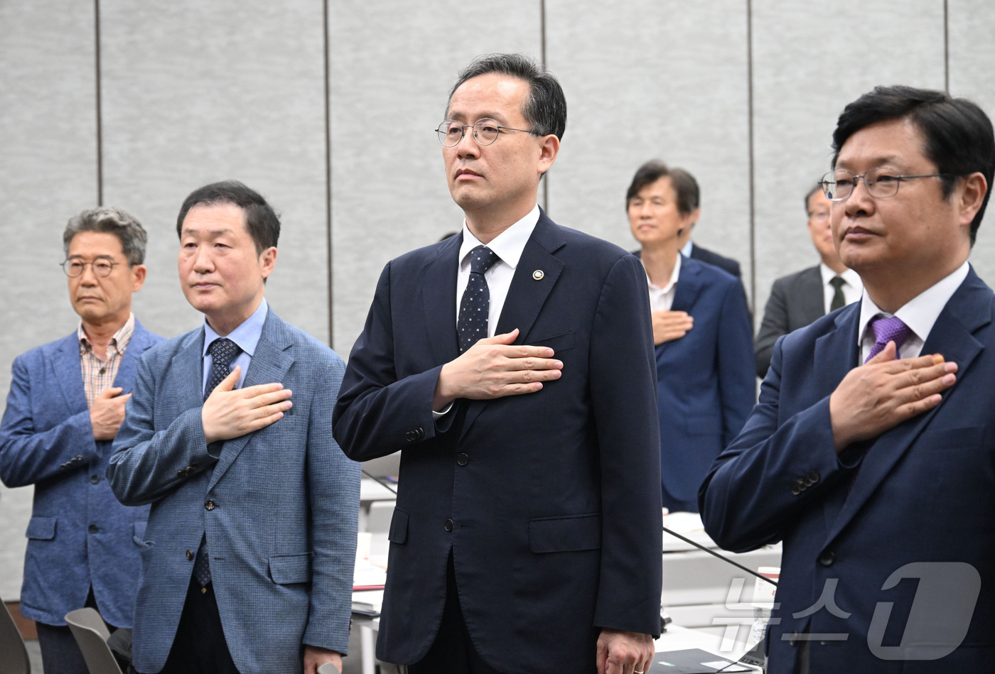 (서울=뉴스1) = 이형일 재정경제부 제1차관이 3일 서울 중구 은행회관에서 열린 '제59차 세제발전심의위원회'에서 국기에 대한 경례를 하고 있다. (재정경제부 제공. 재판매 및 …