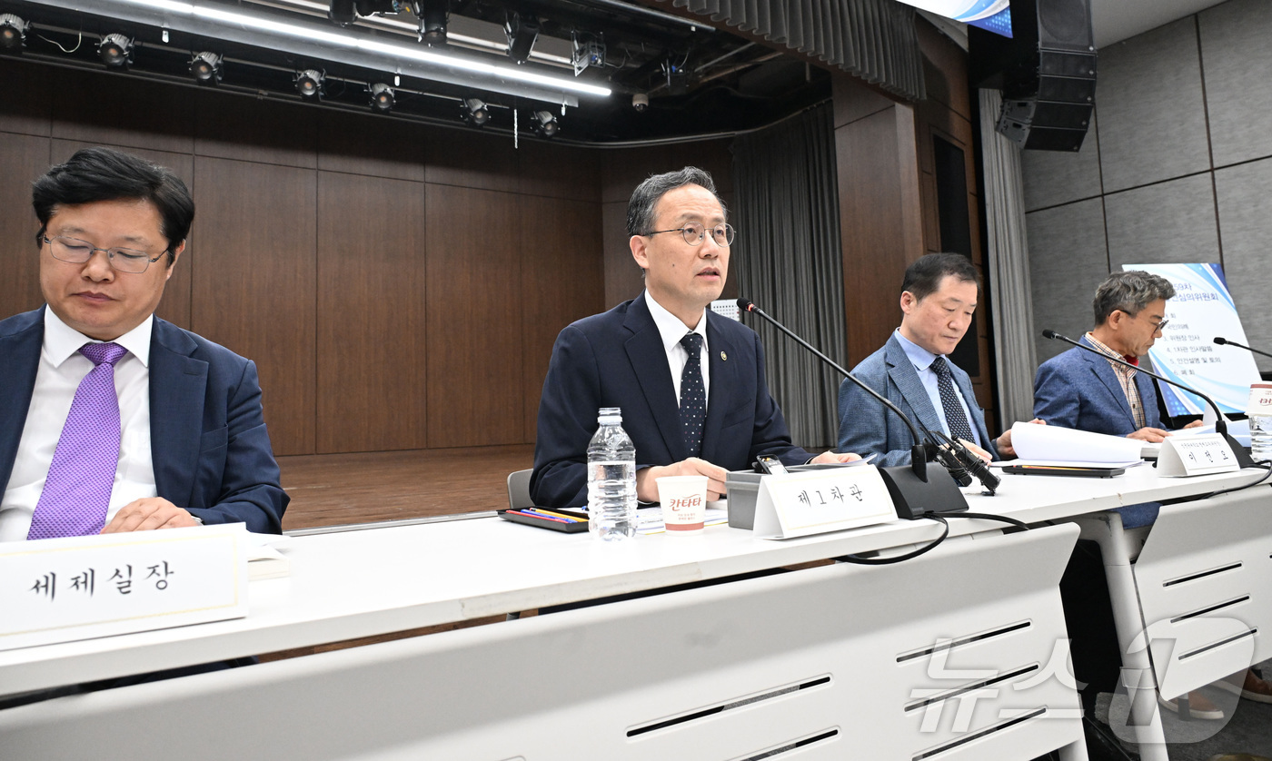 (서울=뉴스1) = 이형일 재정경제부 제1차관이 3일 서울 중구 은행회관에서 열린 '제59차 세제발전심의위원회'에서 인사말을 하고 있다. (재정경제부 제공. 재판매 및 DB 금지) …