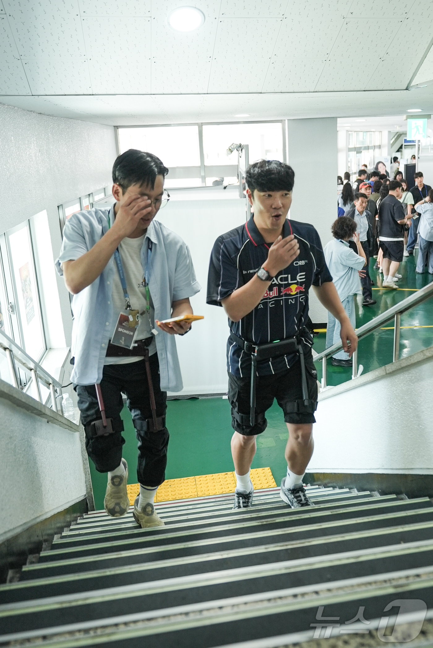 (서울=뉴스1) = 지난 2일 제주도 제주시 제주종합경기장 한라체육관 배구장에서 진행된 2026 한중일 여자배구 탑클럽 슈퍼매치 제주에서 한 관중이 위로보틱스의 보행보조 웨어러블 …