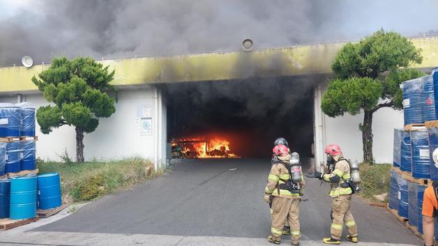 양산 유산동 공장 페인트 창고 화재…1시간15분 만에 진화