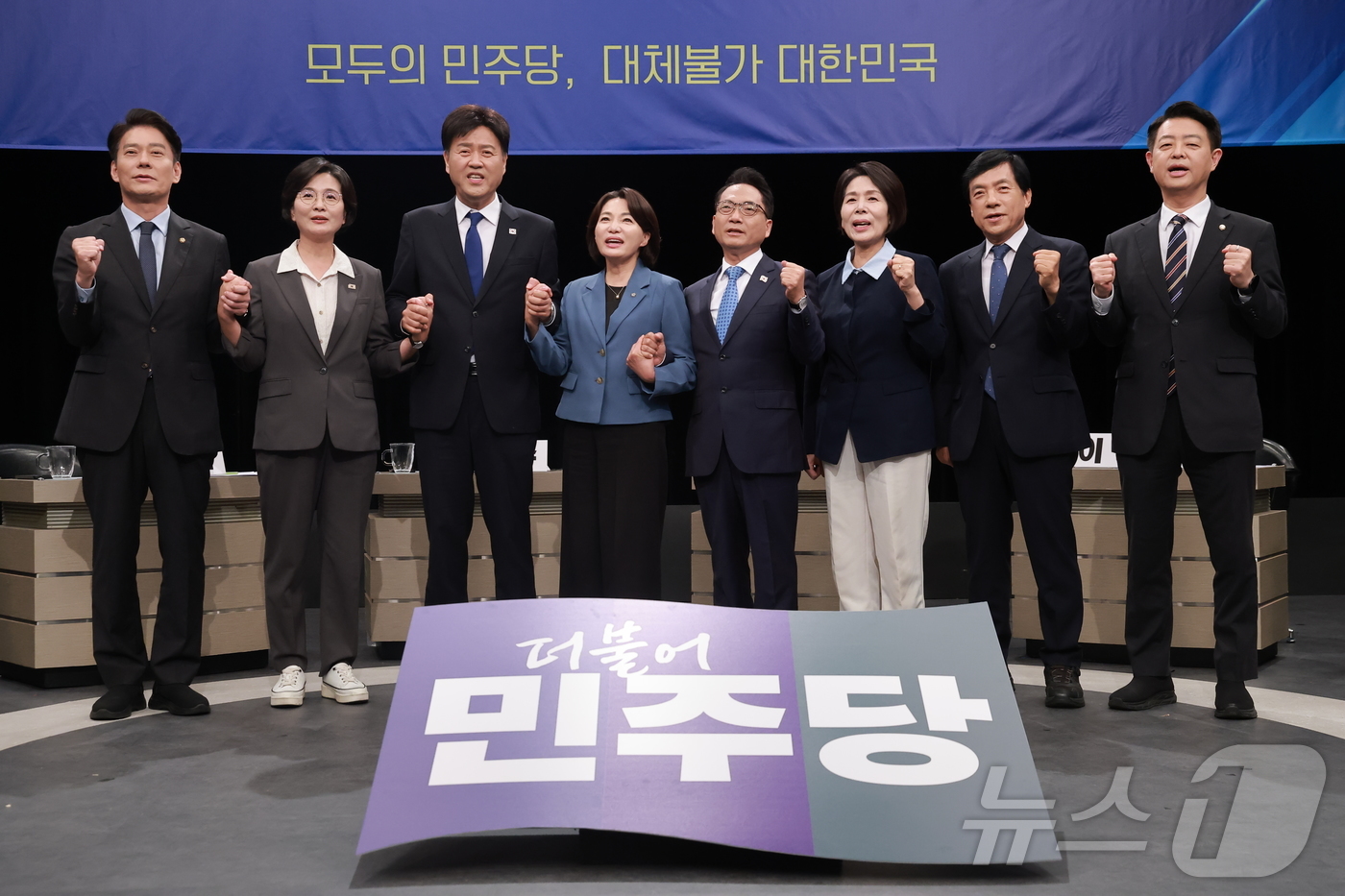 (부천=뉴스1) 국회사진기자단 = 더불어민주당 최고위원 후보들이 3일 경기 부천시 OBS경인TV에서 열린 최고위원 후보자 방송토론회에 참석해 기념 촬영하고 있다.왼쪽부터 한민수, …