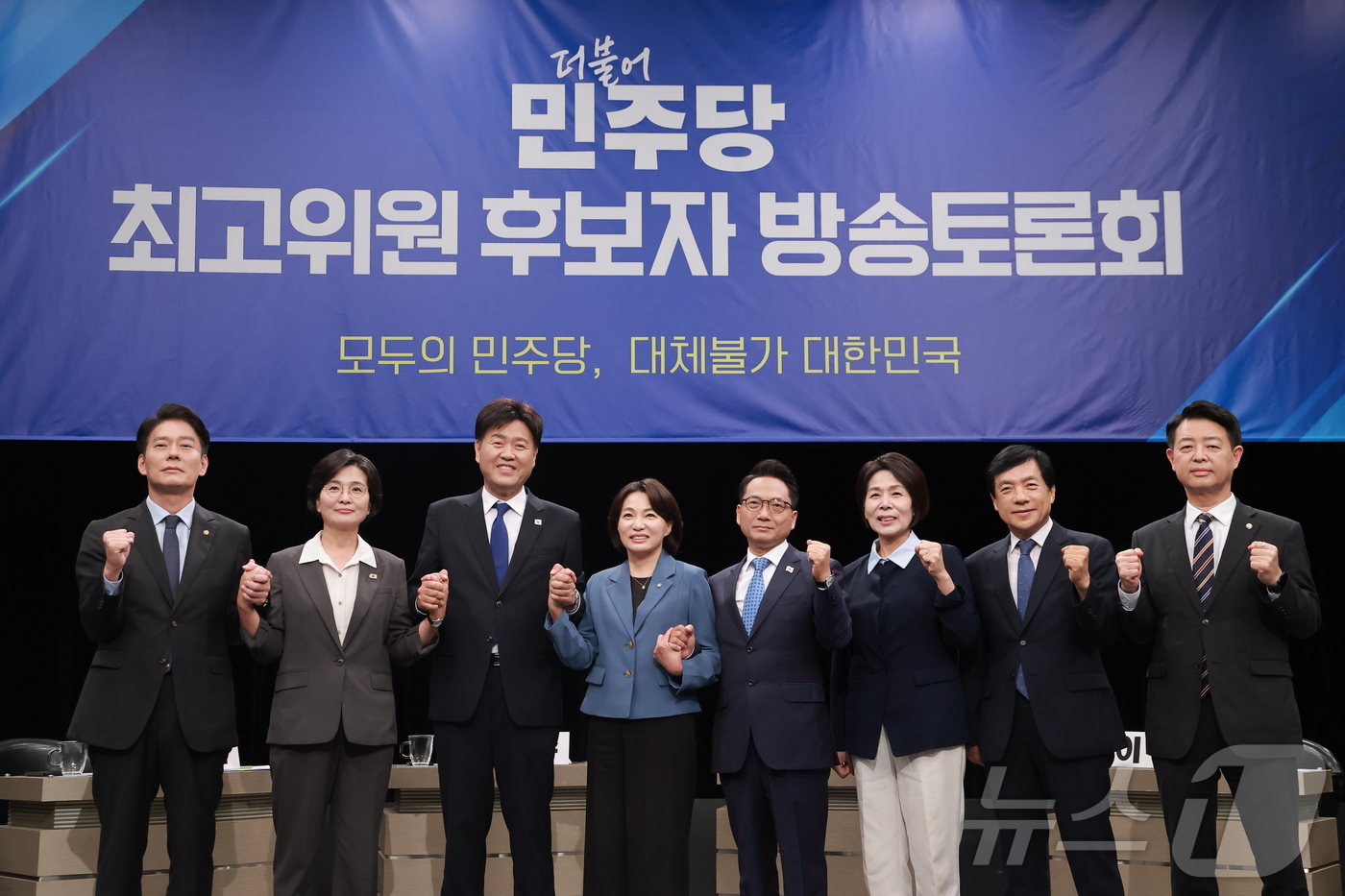(부천=뉴스1) 국회사진기자단 = 더불어민주당 최고위원 후보들이 3일 경기 부천시 OBS경인TV에서 열린 최고위원 후보자 방송토론회에 참석해 기념 촬영하고 있다.왼쪽부터 한민수, …