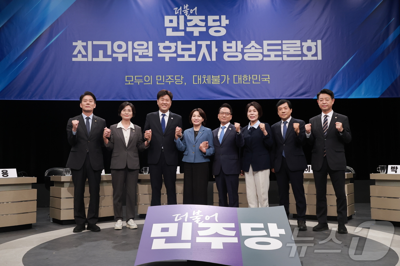 (부천=뉴스1) 국회사진기자단 = 더불어민주당 최고위원 후보들이 3일 경기 부천시 OBS경인TV에서 열린 최고위원 후보자 방송토론회에 참석해 기념 촬영하고 있다.왼쪽부터 한민수, …
