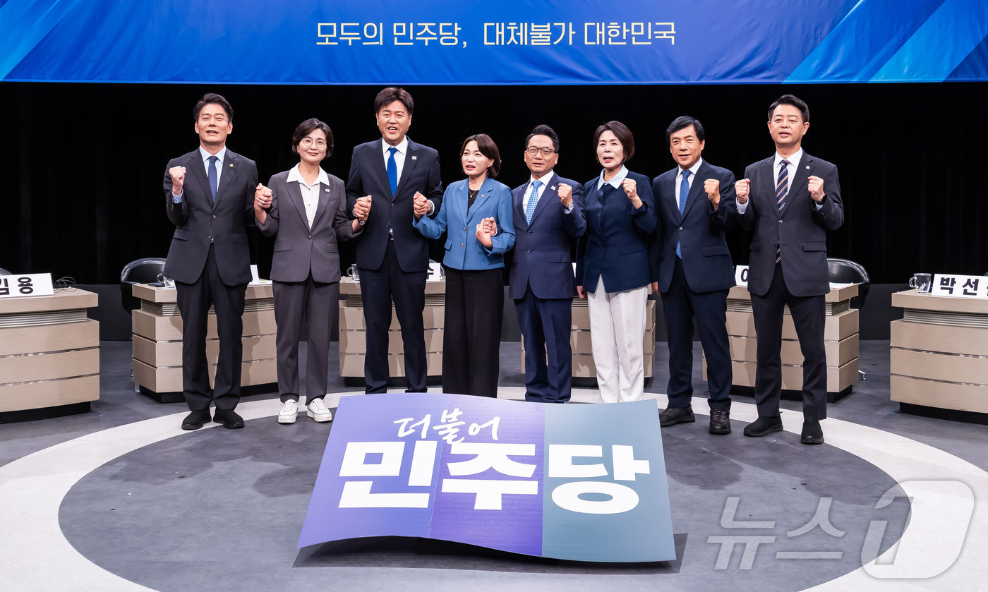 (부천=뉴스1) 국회사진기자단 = 한민수(왼쪽부터), 임미애, 김용, 서미화, 박선원, 최민희, 이성윤, 김영호 더불어민주당 최고위원 후보가 3일 오후 경기 부천시 오정구 OBS경 …
