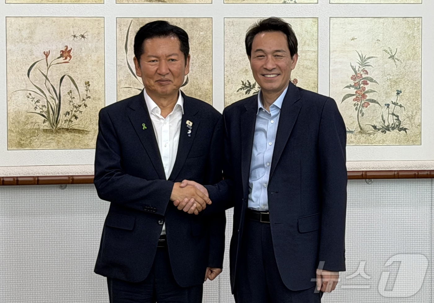(춘천=뉴스1) 한귀섭 기자 = 우상호 강원도지사와 정청래 더불어민주당 당대표 후보가 3일 오후 강원도청 통상상담실에서 악수를 하고 있다. 2026.8.3/뉴스1