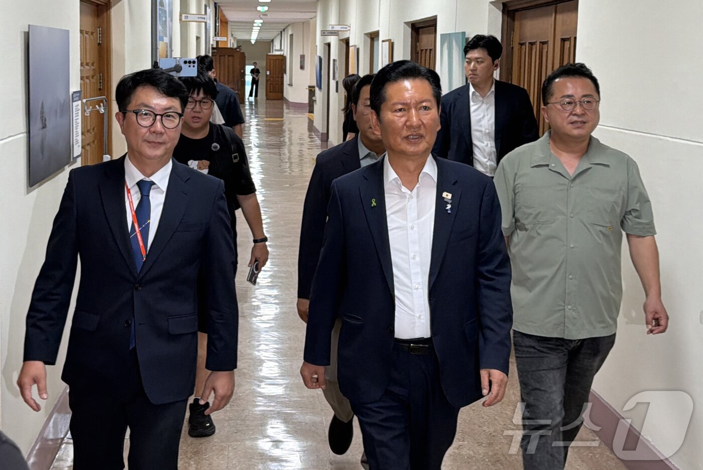 본문 이미지 - 3일 오후 강원도청을 방문한 정청래 더불어민주당 당대표 후보가 우상호 강원도지사와 면담을 하기 위해 안내를 받으며 이동하고 있다. 2026.8.3 ⓒ 뉴스1 한귀섭 기자