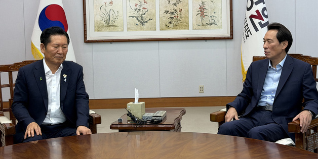 이야기 나누는 정청래 당대표 후보와 우상호 강원도지사