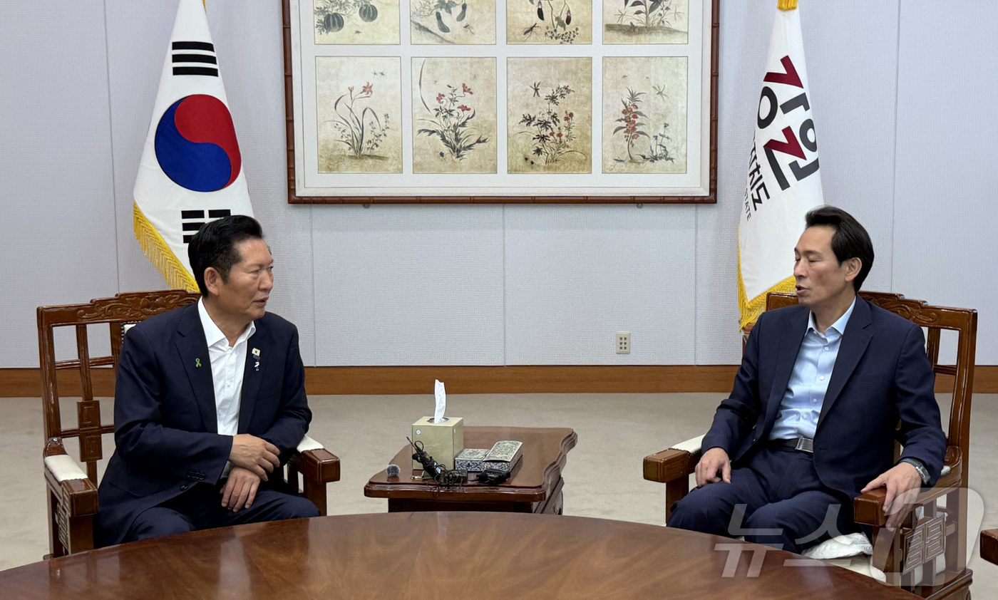 (춘천=뉴스1) 한귀섭 기자 = 우상호 강원도지사와 정청래 더불어민주당 당대표 후보가 3일 오후 강원도청 통상상담실에서 지역 현안 등에 대해 이야기를 나누고 있다. 2026.8.3 …