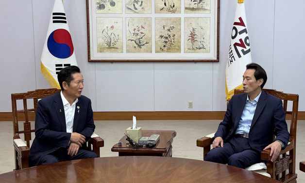 이야기 나누는 정청래 당대표 후보와 우상호 강원도지사